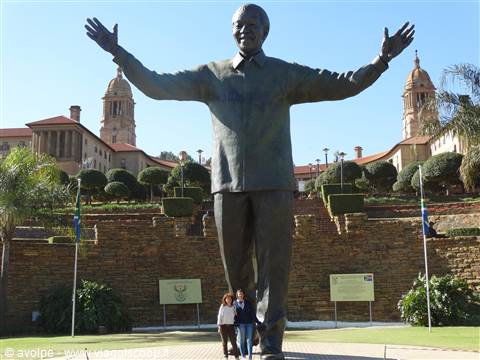 Pretoria, Parlamento e statua a Mandela