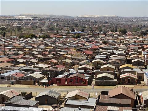 Soweto, collina artificiale a distanza.