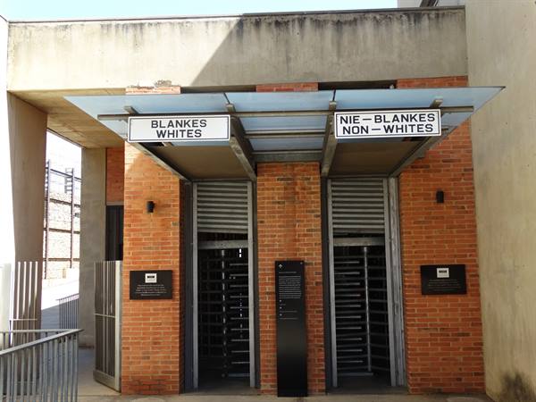 Museo dell'Apartheid, ingresso: da dove entrereste voi???