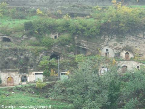 Barile,cantine scavate nella pietra vulcanica
