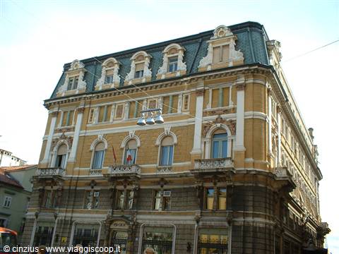 bandiere italiane forse l'ambasciata Rijeka