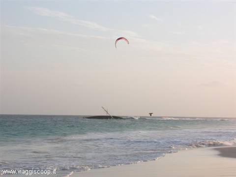 Spiaggia con relitto e pazzo che fa kyte-surf (se guardate bene è sottosopra...) 