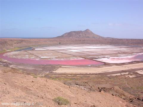 Il cratere di un vulcano spento, all'interno ci sono delle saline.