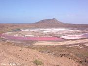 Il cratere di un vulcano spento, all'interno ci sono delle saline.