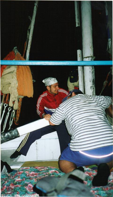 Momento di fatica risalendo il nilo a bordo di una felucca...