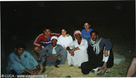 momento di relax sulle rive del nilo con indigeni...