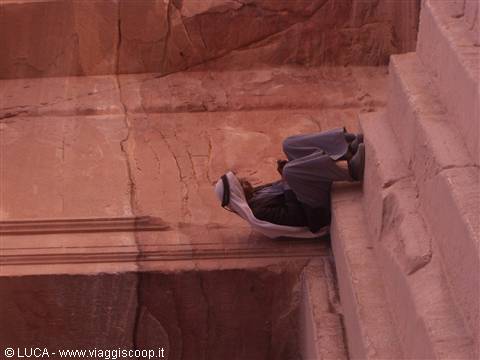 Nomade riposa al'ombra del Tesoro - Petra