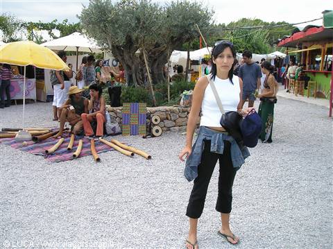 Yoli al mercatino hippy di Es Canar...