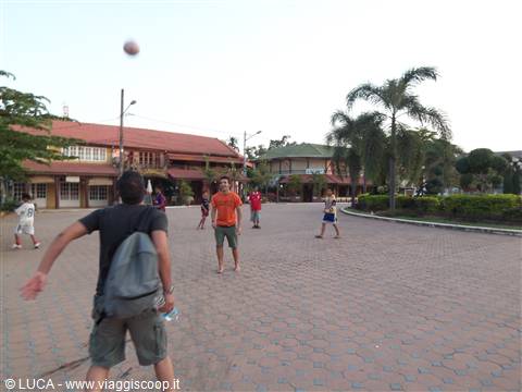Vientiane - Partita di calcio in piazza...