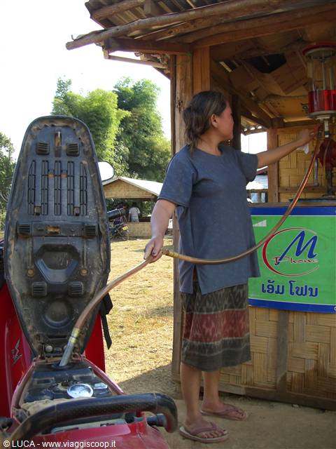 Vang Vieng - Benzinaio...