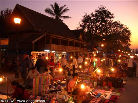 Luang Prabang - Mercato al tramonto