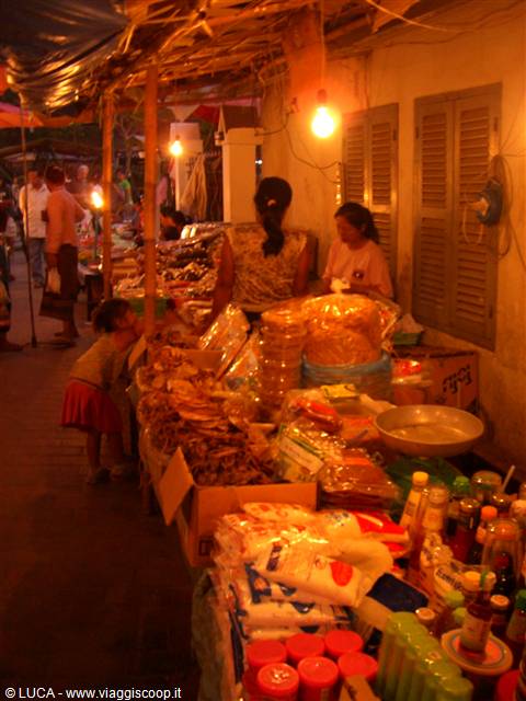 Luang Prabang - Mercato al tramonto 