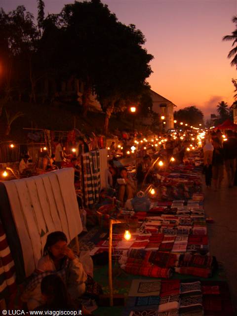 Luang Prabang - Mercato al tramonto 