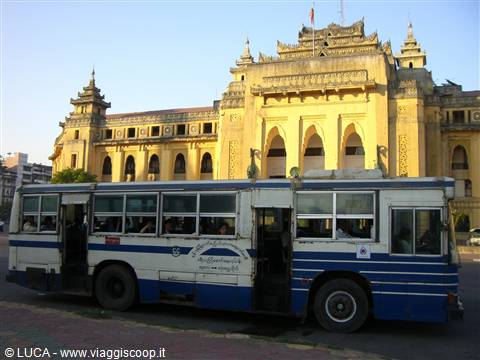 Yangon - Sede del Comune ed Autobus...