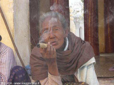 Donna con Sigaro - Lago Inle, mercato 