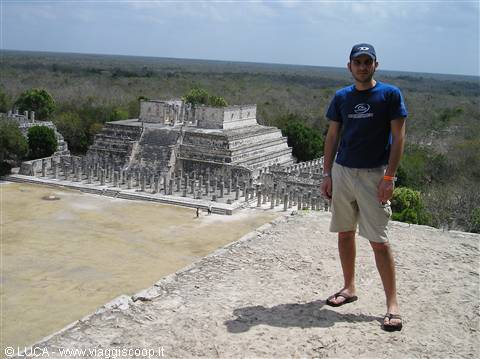 Io in cima alla piramide...con allo sfondo el Templo de los Guerreros