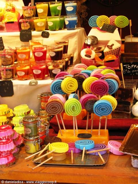 Eguisheim - stand al mercatino (saponi o forse candele)