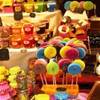 Eguisheim - stand al mercatino (saponi o forse candele) FRANCIA 