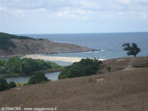 laguna e spiaggia a Sinemorets