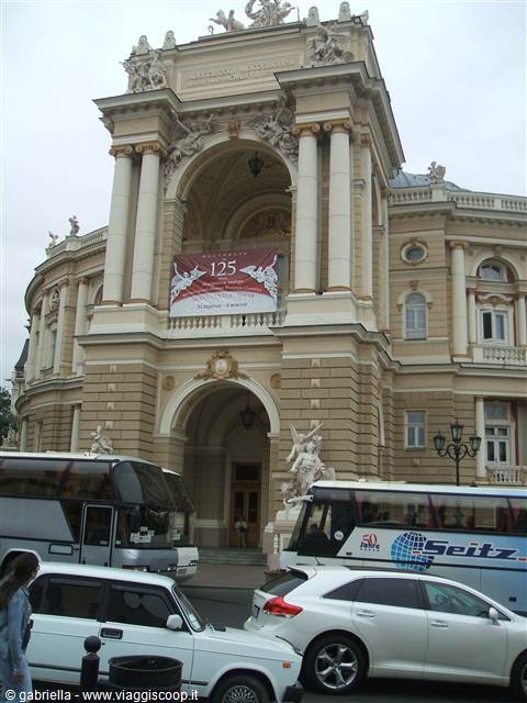 il trafficatissimo ingresso del teatro