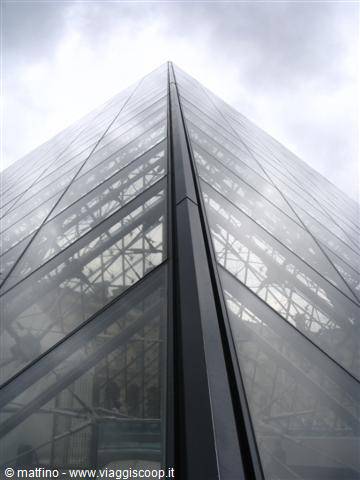 La Piramide del Louvre