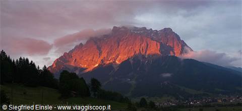 roseggiare della vetta Zugspitze al tramonto