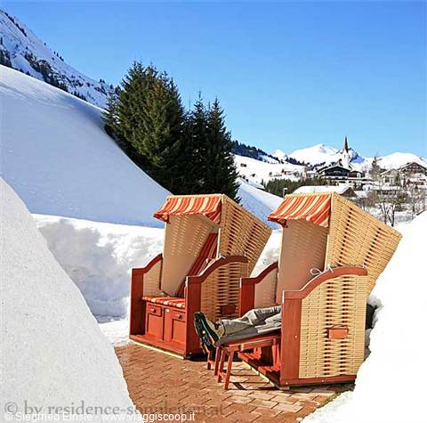 Poltrona di spiaggia in vimini per gli ospiti del piccolo Residence Sonnleiten in Tirolo