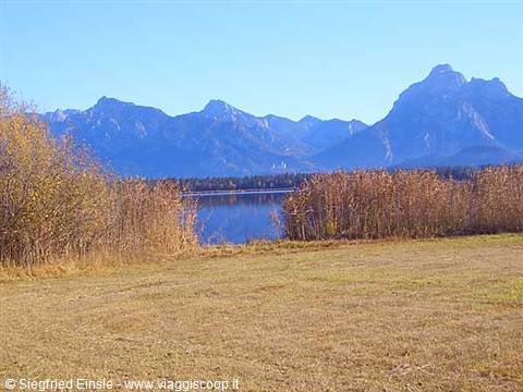 Il lago Hopfensee in autunno