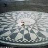Sul mosaico nello Strawberry fiel c'è ancora gente che lascia fiori, biglietti, poesie.. STATI UNITI D'AMERICA 