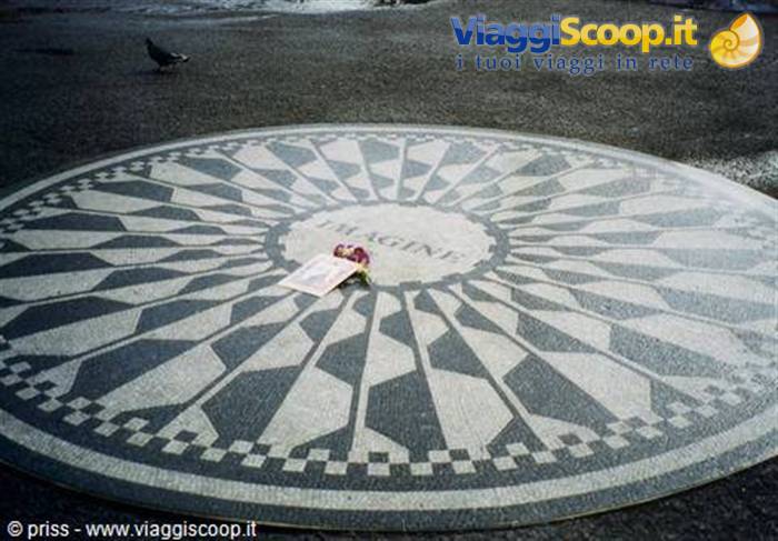 Sul mosaico nello Strawberry fiel c'è ancora gente che lascia fiori, biglietti, poesie..