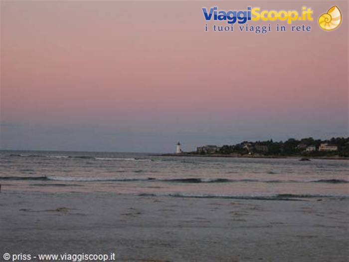 il faro di gloucester in lontananza