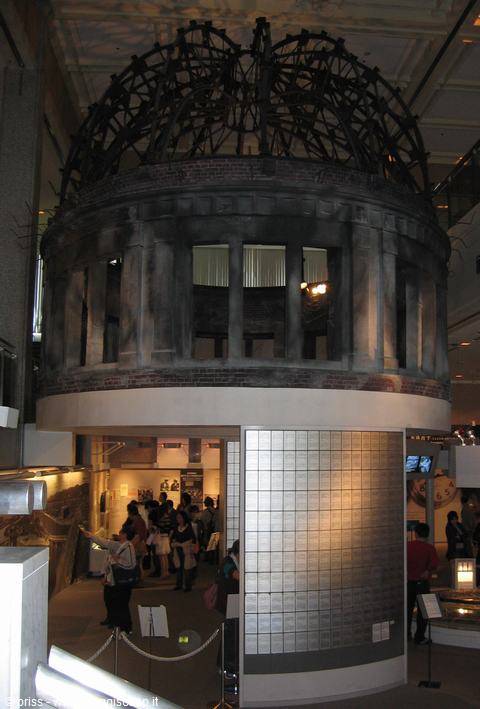 all'interno del museo dell'atomica