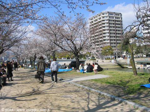 pic nic nel parco sul telone blu