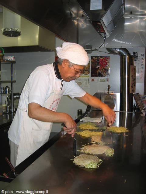la preparazione dell'okonomiyaki