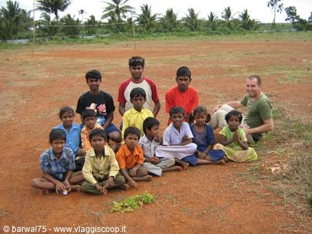 Villaggio vicino a Bangalore con Radal e dei bimbi