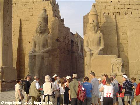 TEMPIO DI KARNAK: IL NOSTRO GRUPPO CON IL MITIZO MIZU(NON CREDO SI SCRIVA COSI', MA E' UN MITO COMUN