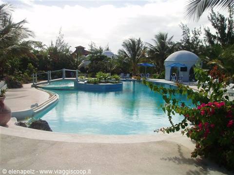 Slendido villaggio di Watamu, consigliatoci da Kikka dove usavamo piscina e lettini per soli 3 euro!