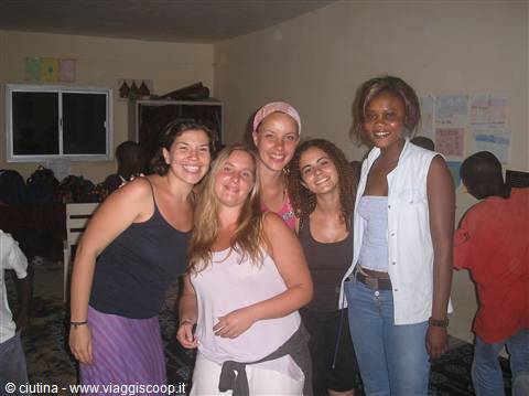 foto di gruppo con le ragazze della casa!!!