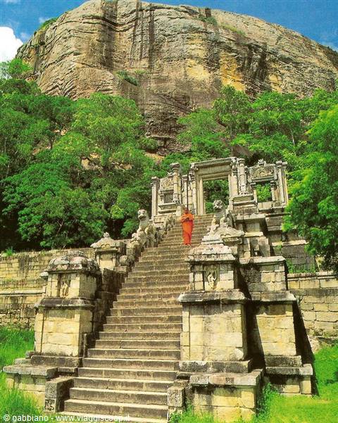 ai piedi della rocca di sigiriya
