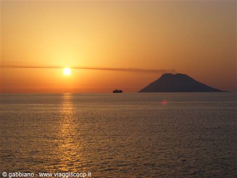 stromboli al tramonto