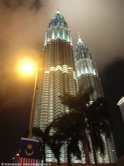 TORRI PETRONAS ...