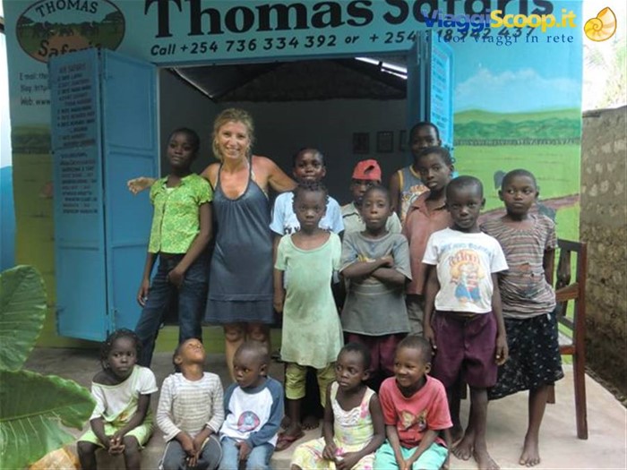DAVANTI AL'AGENZIA DI SAFARI A WATAMU DI THOMAS