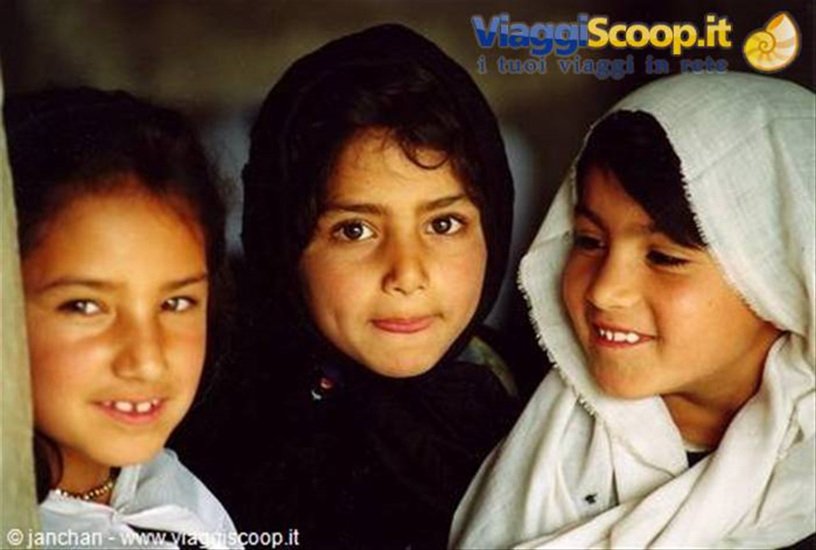 bimbe in una delle scuole appena riaperte a Kabul