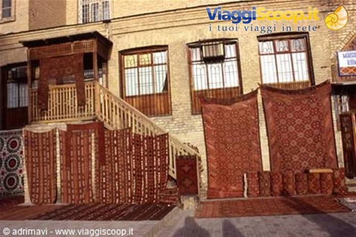 Bukhara - negozio di tappeti presso il Taqi Telpak Furushon
