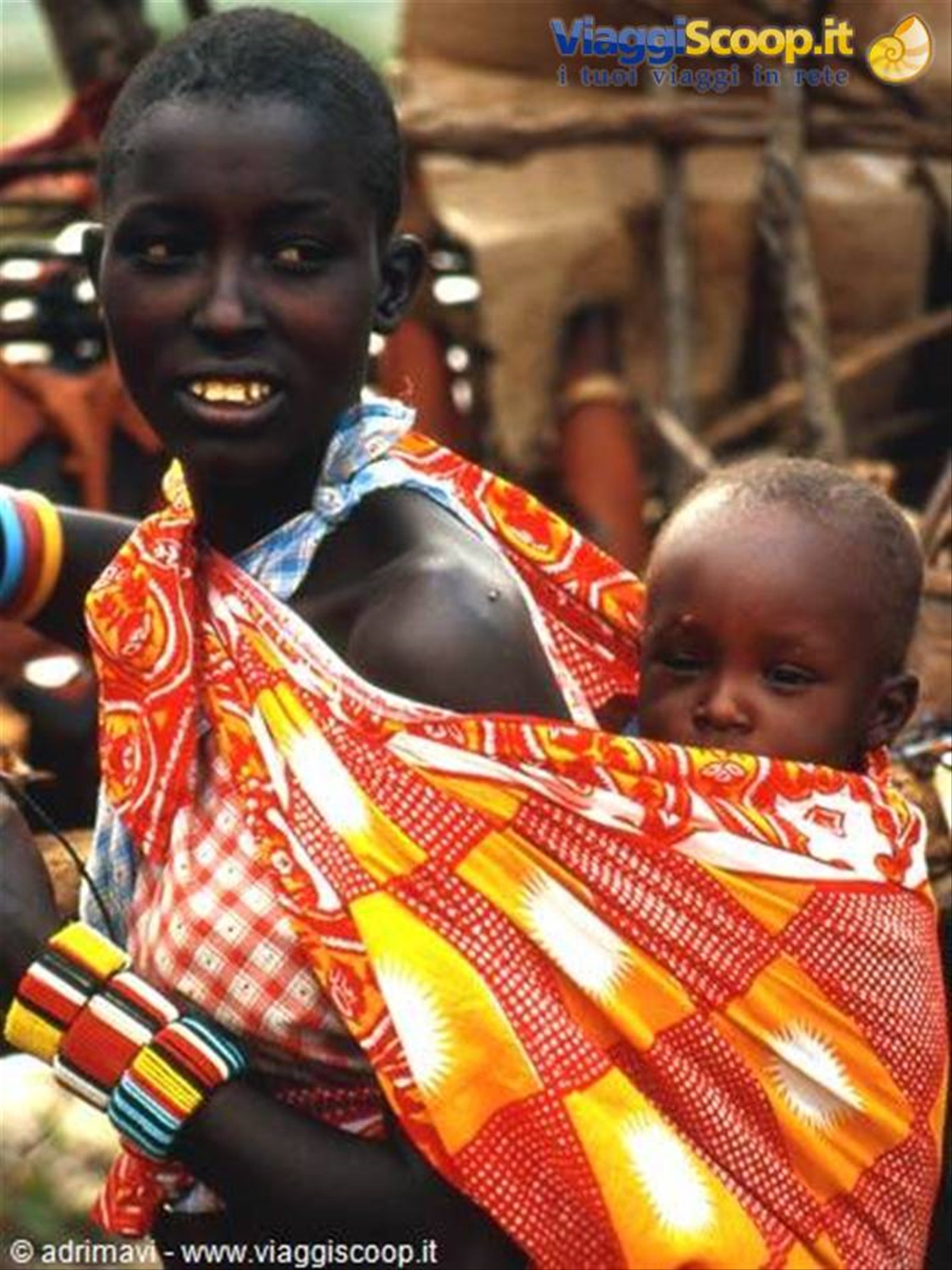 donna masai con bimbo