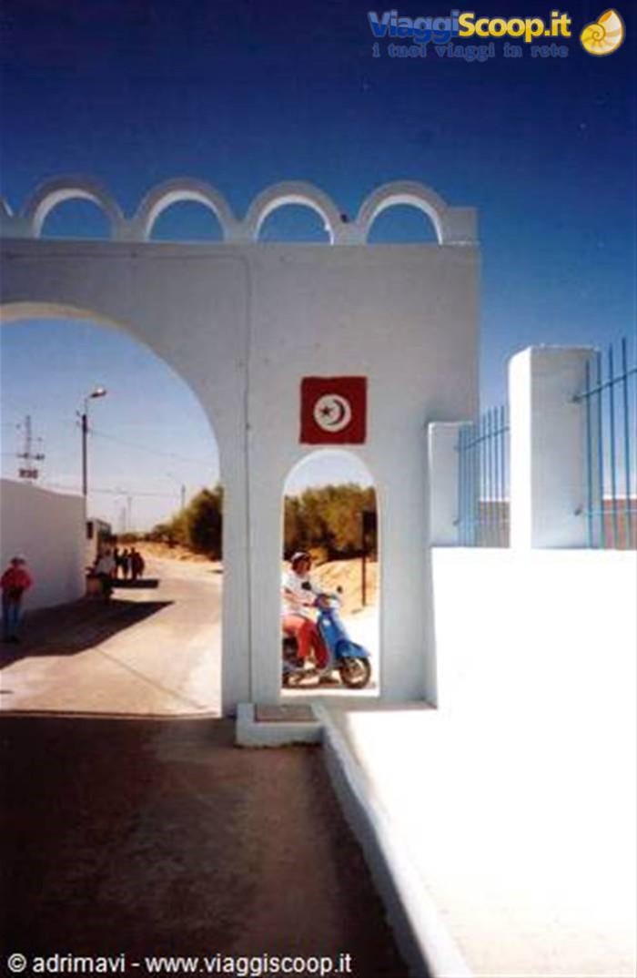 in scooter per le strade di Djerba