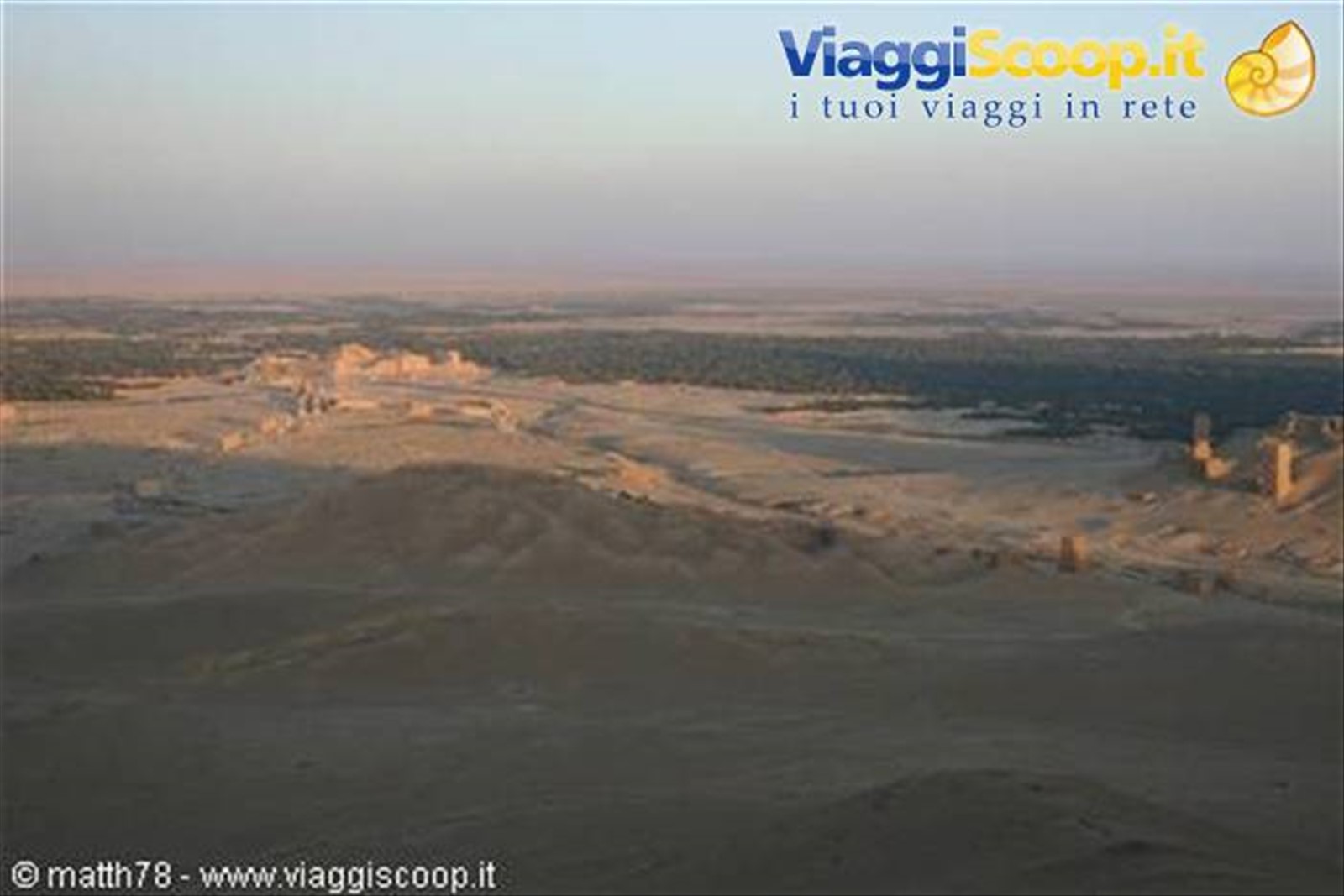 Palmyra al tramonto, tinta dei caldi colori del sole nel deserto