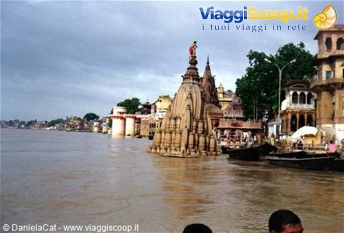 Stupa precipitato durante una delle tante alluvioni sul Gange