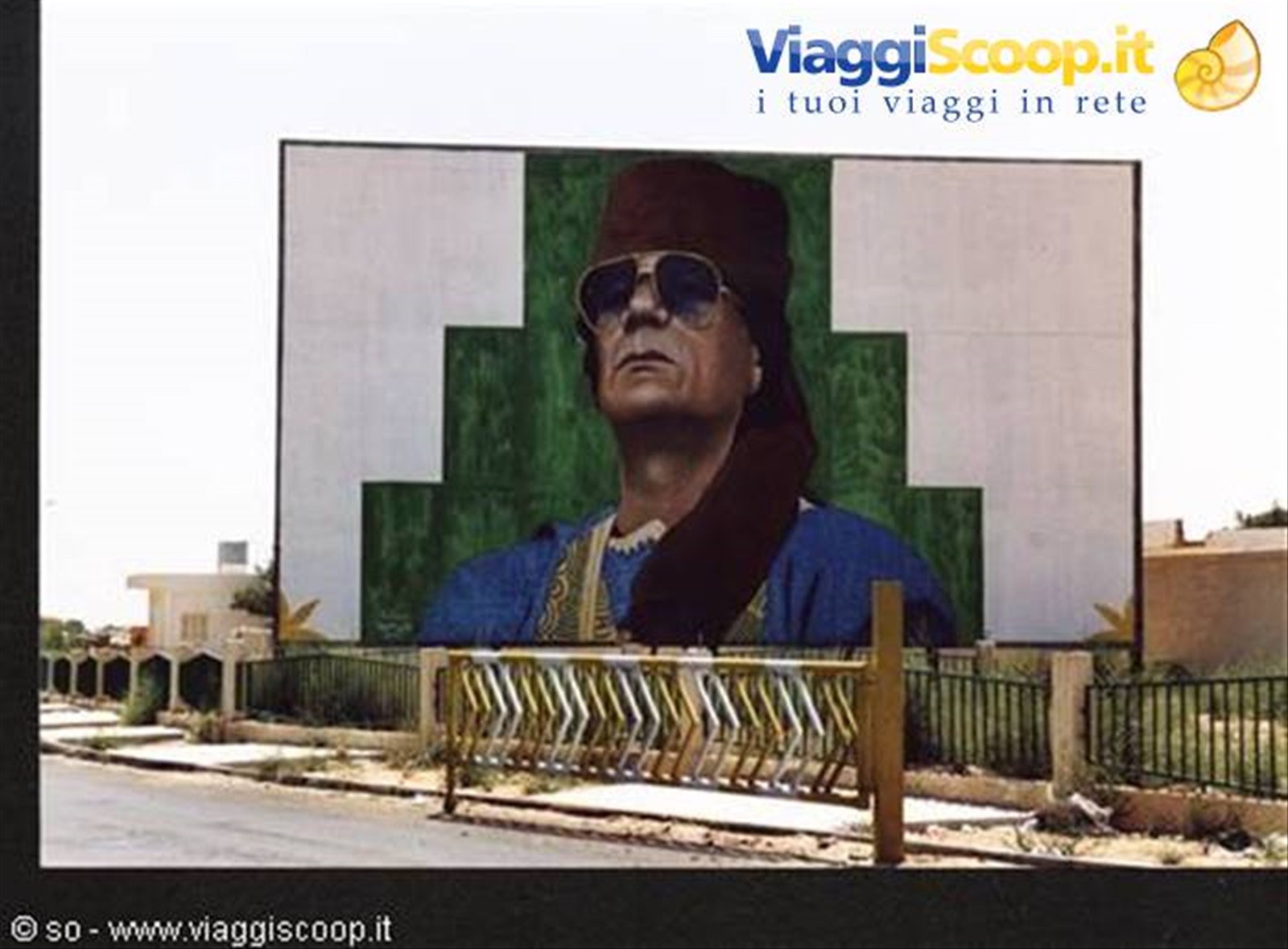 Cartellone pubblicitario con il ritratto del Colonnello Mohammar al-Kadhafi
