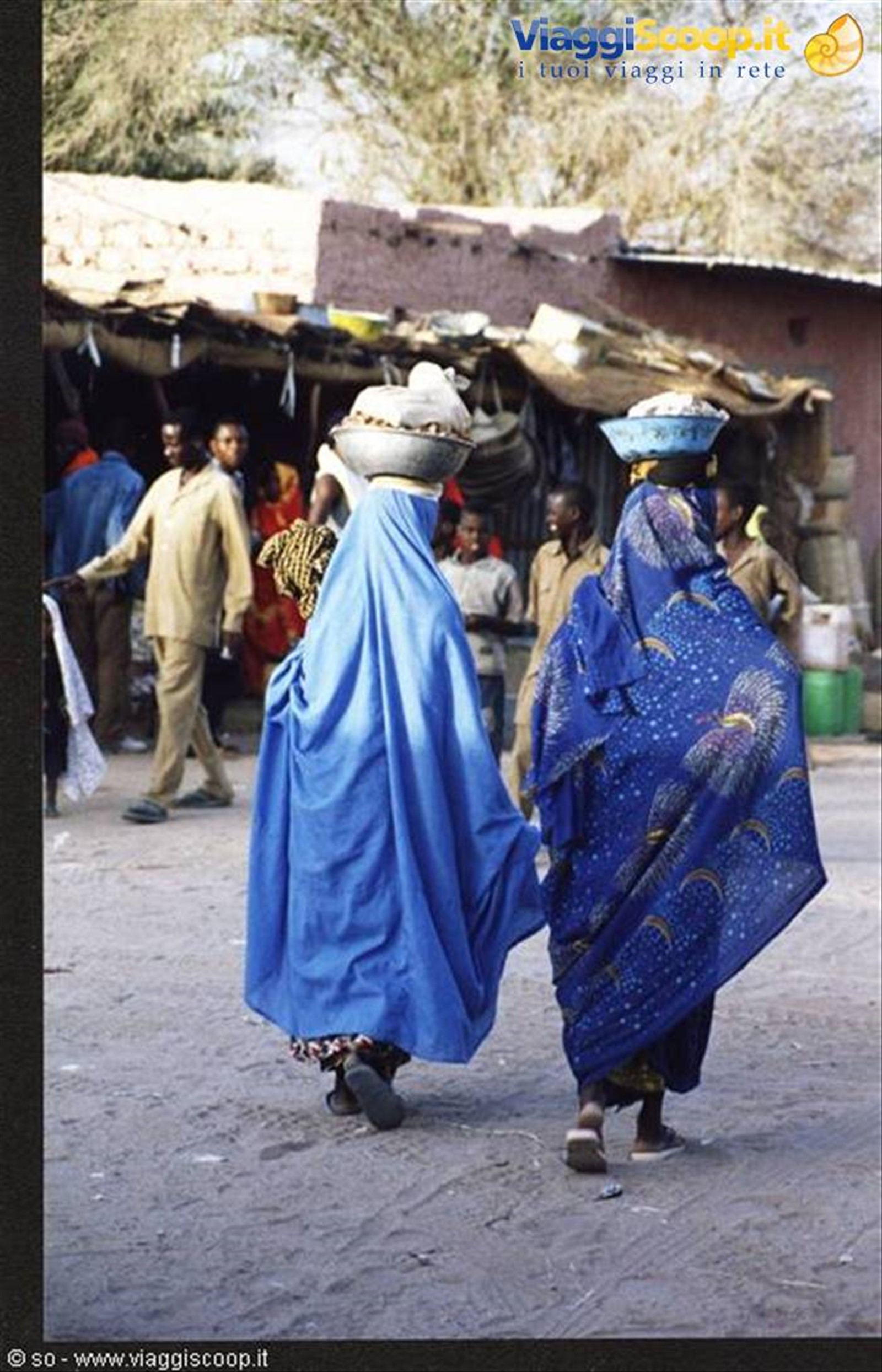 Donne a passeggio a DIRKOU